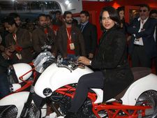 వర్డెంచి కాన్సెప్ట్ బైక్‌ను ఆవిష్కరించిన సమీరా రెడ్డి