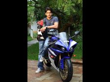 హెడ్‌లైట్ సమస్య: 100 యమహా వైజెడ్ఎఫ్-ఆర్1 బైక్‌ల రీకాల్!