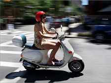 ఢిల్లీలో మహిళా రైడర్లకు హెల్మెట్ తప్పనిసరి