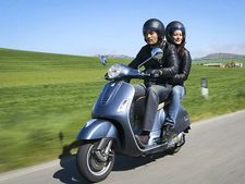 వెస్పా జిటిఎస్‌లో ఏబిఎస్, ట్రాక్షన్ కంట్రోల్, మల్టీమీడియా సిస్టమ్