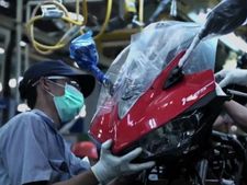 యమహా ఆర్25 మేకింగ్ (అఫీషియల్ వీడియో)