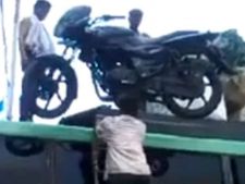 వీడియో: తలపై పల్సర్ బైక్‌తో బస్సు పైకెక్కిన ఇండియన్