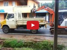 వీడియో: ఎలాంటి సపోర్ట్ లేకుండా ట్రక్కుపైకి జెసిబి