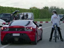 ఫెరారీ సూపర్‌కారును ఓవర్‌టేక్ చేసిన సైకిల్