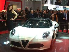 2015 డెట్రాయిట్ ఆటో షో: ఆల్ఫా రోమియో 4సి స్పైడర్ ఆవిష్కరణ