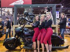 షికాగో ఆటో షో 2015: ఇండియన్ డార్క్ హార్స్ ఆవిష్కరణ 