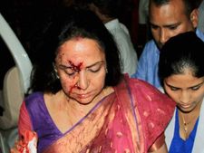 ప్రమాదానికి గురైన హేమామాలిని కారు : నాలుగేళ్ల చిన్నారి మృతి