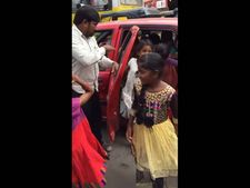 ఒక్క  కారులో 20 మంది ప్రయాణం: భారత్‌లో మాత్రమే ఇలా జరుగుతుంది. 