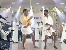 టివీఎస్ యాడ్‌లో పంచెకట్టుతో కనువిందు చేసిన ధోని ప్రభుదేవా