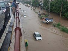 12 గంటలు నిరంతర వర్షము: సుందర నగరంలో వాహనదారుల ఇక్కట్లు