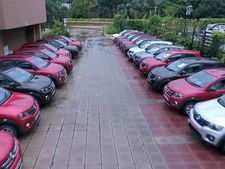 హాటు కేకుల్లా క్విడ్ కార్లు: ఒక్క రోజులోనే 200 కార్లు డెలివరీ