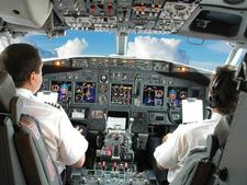 విమాన ప్రయాణికులకు తెలియనీకుండా పైలట్లు రహస్యంగా ఉంచే సీక్రెట్స్..!!