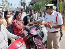  ట్రాఫిక్ పోలీసులు ఆపినపుడు చేయకూడనివి, చేయాల్సినవి..!!