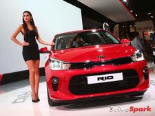 అందమైన భామల నడుమ కియా రియో ప్రదర్శన