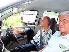 రెండు చేతులు లేని వ్యక్తికి డ్రైవింగ్ లైసెన్స్ మంజూరు చేసిన అధికారులు