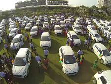 ఉద్యోగులకు 1,260 కార్లను బహుకరించిన సూరత్ వజ్రాల వ్యాపారి