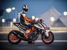 కళ్లు చెదిరే డిజైన్‌లో సరికొత్త కెటిఎమ్ డ్యూక్ సూపర్ డ్యూక్ ఆర్