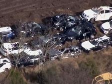 పట్టాలు తప్పిన రైలు... నుజ్జునుజ్జయిన 120 బిఎమ్‌డబ్ల్యూ కార్లు: వీడియో