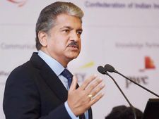 కారు కొనమని సలహా ఇస్తే... కార్ల కంపెనీనే కొనేశాడు...!!