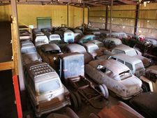 ఒకే వ్యక్తికి చెందిన సుమారుగా 700 కార్లు వేలానికి