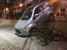 ప్రహరీని ఢీ కొట్టి లోపలికి చొచ్చుకెళ్లిన మహీంద్రా ఇ2ఒ - బెంగళూరులో వైరల్