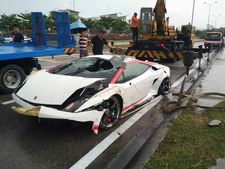 కాస్ట్లీ కార్లను గిఫ్టిచ్చే తల్లిదండ్రులకు చక్కటి గుణపాఠం