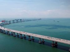 సముద్రం మీద ప్రపంచపు అత్యంత పొడవైన వంతెనను నిర్మించిన చైనా