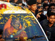 సాధారణ జీవన శైలి నుండి కోట్ల ఖరీదైన కారులో సవారీ: యోగి ఆదిత్యనాథ్‌