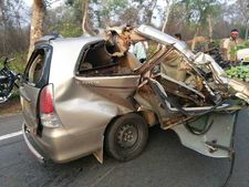 స్నేహితుడి పెళ్లికి వెళ్లి ఏడుగురు దుర్మరణం: ఘటనా స్థలిలోనే అసువులు బాసిన మిత్రులు