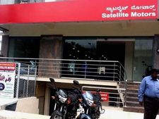 బుక్ చేసుకున్న బైక్ డెలివరీ ఆలస్యం చేసినందుకు డీలర్ మీద తుపాకీ ఎక్కుపెట్టిన కస్టమర్