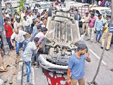హైదరాబాద్‌లో మూడు పల్టీలు కొట్టిన కారు: వీడియో!