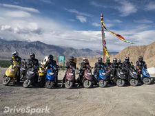 స్కూటీ జెస్ట్ 110 స్కూటర్ల  మీద కర్దుంగ్ లా చేరుకున్న 12 మంది బృందం: టీవీఎస్ హిమాలయన్ హైస్ సీజన్ 3