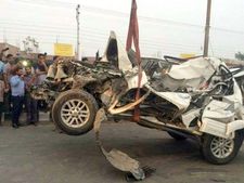 బస్సు లారీ మధ్య నలిగిపోయిన ఆ కారులో అందరూ సేఫ్: ఇంతకీ అది ఏ కారో తెలుసా...?