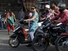 100సీసీ టూ వీలర్ మీద డబుల్ రైడింగ్ బ్యాన్