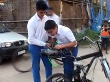 నీటితో నడిచే బైకును రూపొందించిన 10 వ తరగతి విద్యార్థి