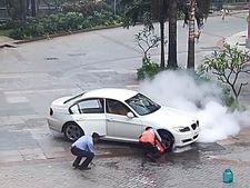 బిఎమ్‌డబ్ల్యూ కారులో అనుకోకుండా చెలరేగిన మంటలు