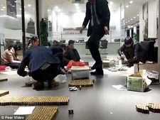 చిల్లరతో నాణేలతో బిఎమ్‌డబ్ల్యూ కారునే కొనుగోలు చేశాడు