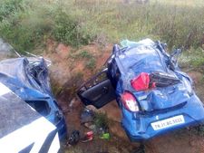 హైవే మీద ఆల్టో కార్ల రేసింగ్: నుజ్జునుజ్జయిన కార్లు