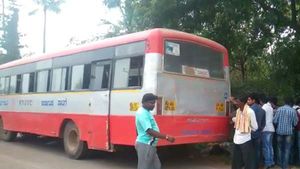 బస్సు క్రింద పడిన వ్యక్తిని 70 కిమీలు ఈడ్చుకెళ్లిన కెఎస్ఆర్‌టిసి బస్సు