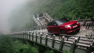 ప్రపంచంలో మరే కారుకు సాధ్యం కాని ఛాలెంజ్ పూర్తి చేసిన రేంజ్ రోవర్ స్పోర్ట్