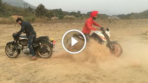 రాయల్ ఎన్ఫీల్డ్ బుల్లెట్ 500 వర్సెస్ కెటిఎమ్ డ్యూక్ 200: టగ్ ఆఫ్ వార్