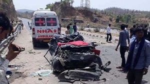 ఘోర ప్రమాదానికి గురైన నిస్సాన్ మైక్రా - ఘటనా స్థలిలోనే ఐదుగురు దుర్మరణం 