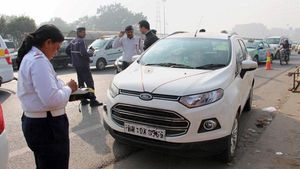 అక్టోబరు 1 నుండి కొత్త రూల్ - కారు నడిపేటపుడు ఈ తప్పు చేస్తే జరిమానా ఖాయం..!