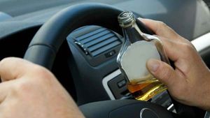 పార్కింగ్ చేసిన కారులో మద్యం సేవిస్తూ పోలీసులకు దొరికిపోతే..?