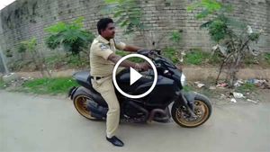 హైదరాబాద్ పోలీసుల మతిపోగొట్టిన డుకాటి బైక్ [వీడియో]