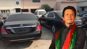 పాక్ నూతన ప్రధాని కాన్వాయ్‌లోని ఆ 6  మెర్సిడెస్ మేబ్యాక్ కార్ల వెనుకున్న అసలు కథ ఇదీ!!