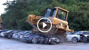 కోట్లు విలువ చేసే లగ్జరీ కార్లను నుజ్జు నుజ్జు చేశారు [వీడియో]