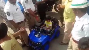 బొమ్మ కార్ తో హైవే లోకి దూసుకెళ్లిన చిన్నారి..!