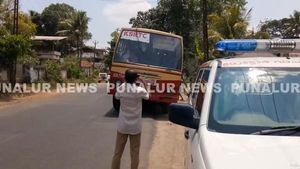 కెఎస్ఆర్టిసి బస్సు డ్రైవర్ ని పట్టుకున్న ఆర్టీవో ఆఫీసర్ ..!  