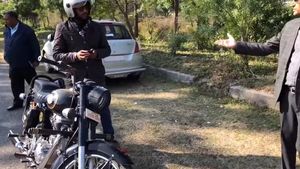 రాయల్ ఎన్ఫీల్డ్ ను పట్టుకున్న ఐఏఎస్ అధికారి..!